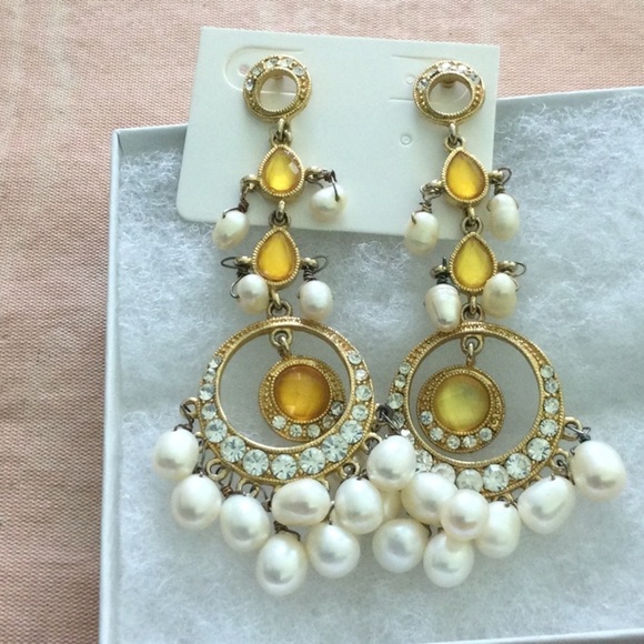 Woman’s Studed Earrings with pearls, rhinestones,and yellow stones Elegant - Picture 1 of 5